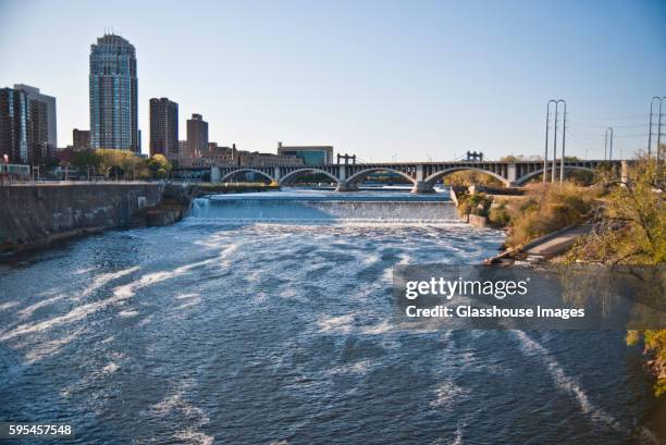 mississippi river flowing through minneapolis, minnesota, usa - mississippi fluss stock-fotos und bilder