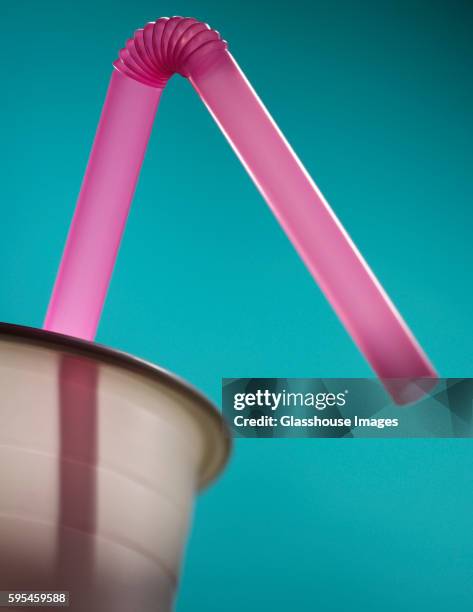 single bendable straw in plastic cup - straw foto e immagini stock