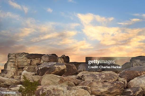 desert sunset landscape with boulders and colorful sky - felsblock stock-fotos und bilder