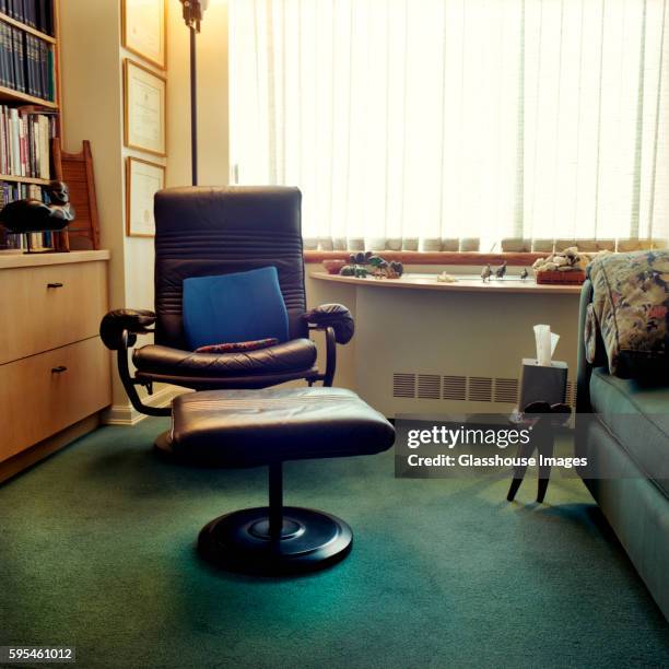 therapist's office interior - psychiatercouch stock-fotos und bilder