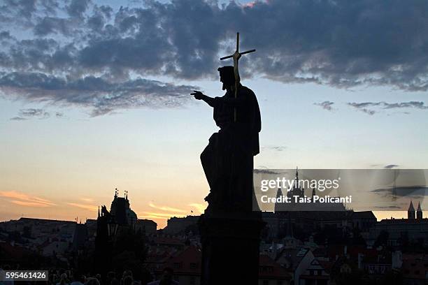 charles bridge (karlův most) statue silhouette at sunset in prague, czech republic, europe - the moldau river stock pictures, royalty-free photos & images