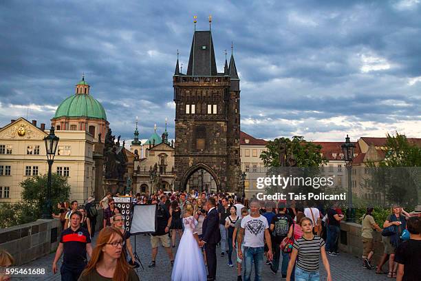 wedding shooting and lots of tourists at the charles bridge (karlův most) at sunset in prague, czech republic, europe - the moldau river stock pictures, royalty-free photos & images