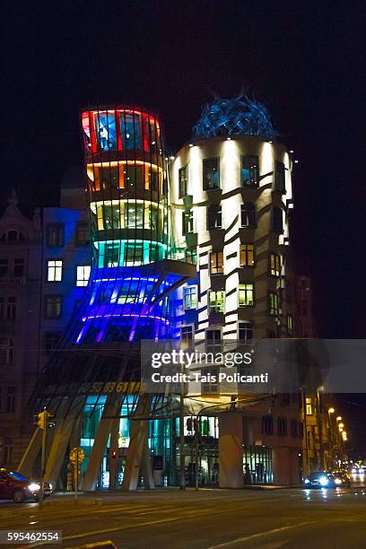 dancing house (tančící dům) with the rainbow colors at night in prague, czech republic, europe - tancici dum stock pictures, royalty-free photos & images