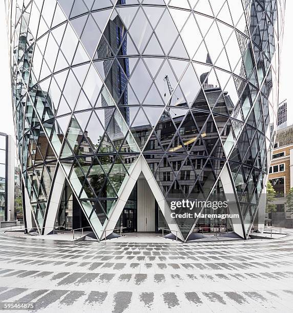 the city, detail of swiss re tower - wolkenkratzer swiss re tower stock-fotos und bilder