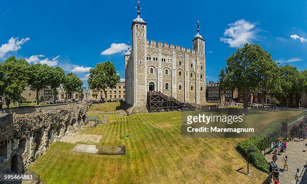 tower of london, view of the white tower - torre de londres fotografías e imágenes de stock