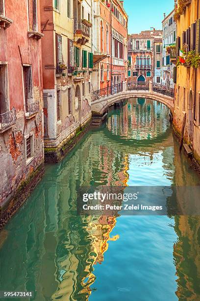 venice canal reflection - venetian photos et images de collection