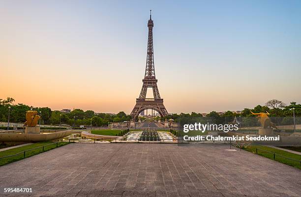 the eiffel tower in the early morning - quartier du trocadéro stock pictures, royalty-free photos & images