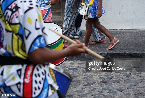 drums in pelourinho - pelourinho fotografías e imágenes de stock