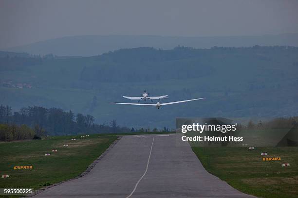 glider is started - starthilfe stock-fotos und bilder