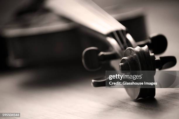 violin scroll close-up - violin scroll stock pictures, royalty-free photos & images
