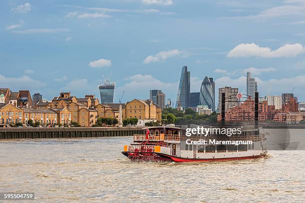 a ferryboat on the thames river from canary wharf - imbarcazione per passeggeri foto e immagini stock