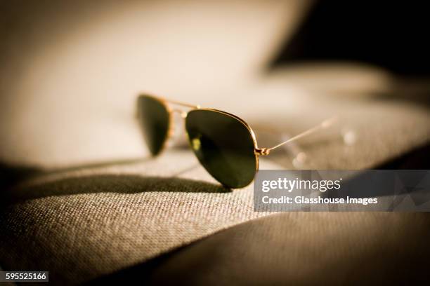 aviator sunglasses - aviator glasses imagens e fotografias de stock