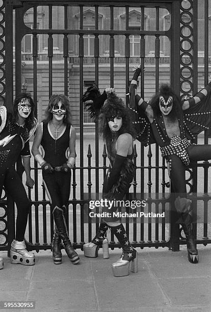 American heavy metal group Kiss outside the gates of Buckingham Palace, 10th May 1976. The band are in London for their first UK appearances. Left to...