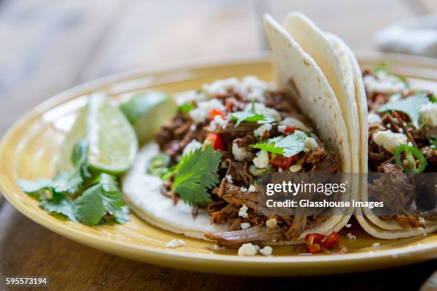 pulled beef tacos - mexican food stockfoto's en -beelden