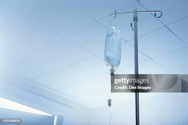 intravenous bag on stand - iv infuus stockfoto's en -beelden