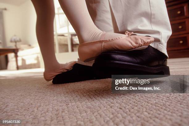 daughter dancing on father's feet - papa niña baile fotografías e imágenes de stock