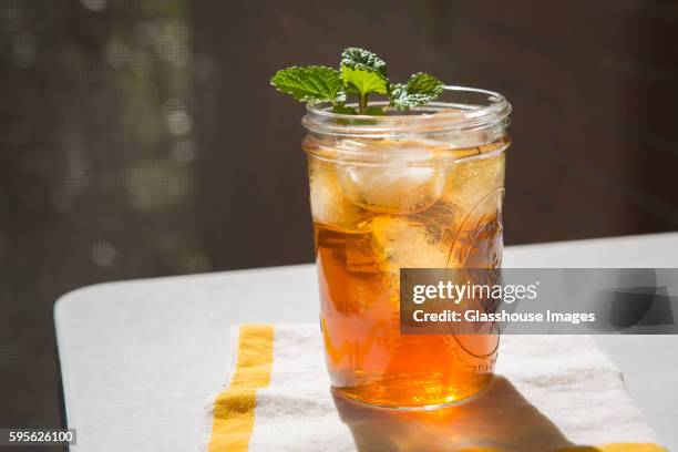 iced tea and mint in glass jar - tea photos et images de collection