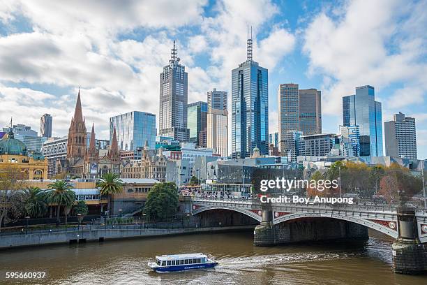 melbourne city in the autumn season, australia - yarra river stockfoto's en -beelden