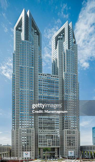 shinjuku, tokyo metropolitan government building - regierungsgebäude der präfektur tokio stock-fotos und bilder