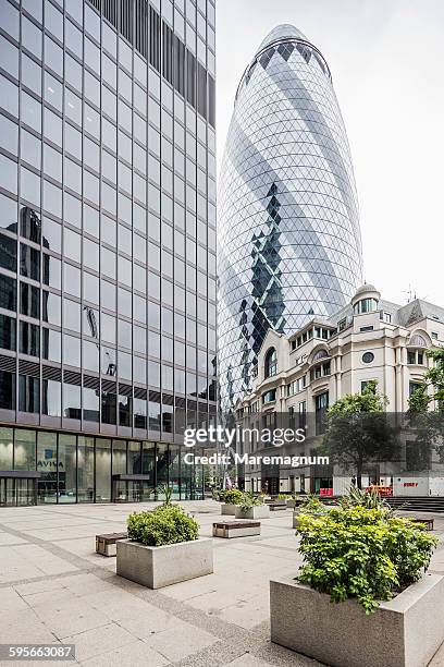 the city, view of the swiss re tower - wolkenkratzer swiss re tower stock-fotos und bilder