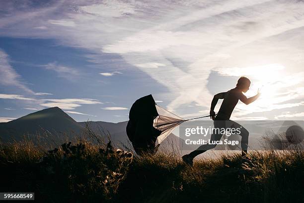 man running with speed chute scottish highlands - training aircraft stockfoto's en -beelden