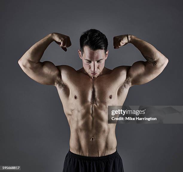 portrait of young athletic male bodybuilder. - buste photos et images de collection