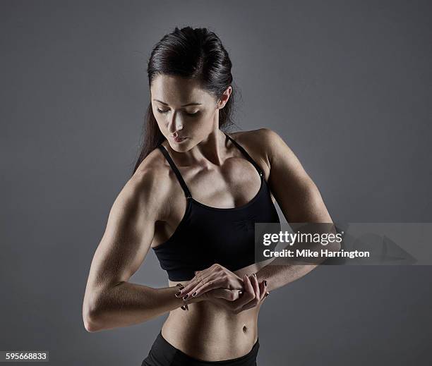 Young Muscular Female Tensing Bicep Foto de stock - Getty Images