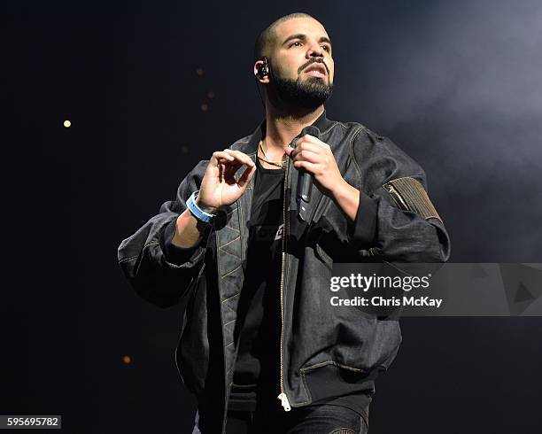 Drake performs at Philips Arena on August 25, 2016 in Atlanta, Georgia.