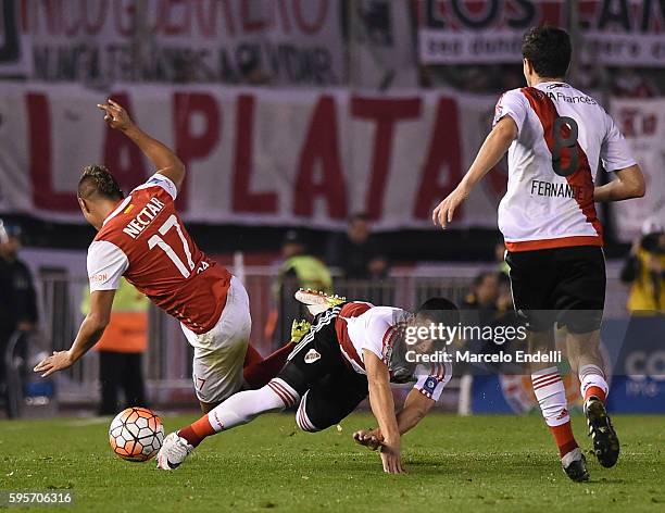 Jorge Moreira of River Plate fights for the ball with Juan Daniel Roa of Independiente Santa Fe during a second leg match between River Plate and...