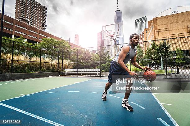 street basketball player on the court in new york city - street basketball imagens e fotografias de stock