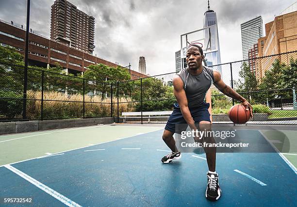 jugador de baloncesto callejero en la cancha en nueva york - dribbling sport fotografías e imágenes de stock