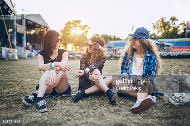 tres mejores amigos en el festival - estilo boho fotografías e imágenes de stock