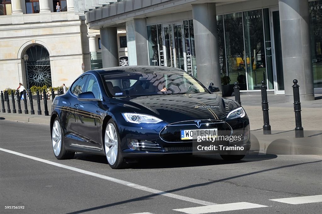 Tesla S 85 in motion