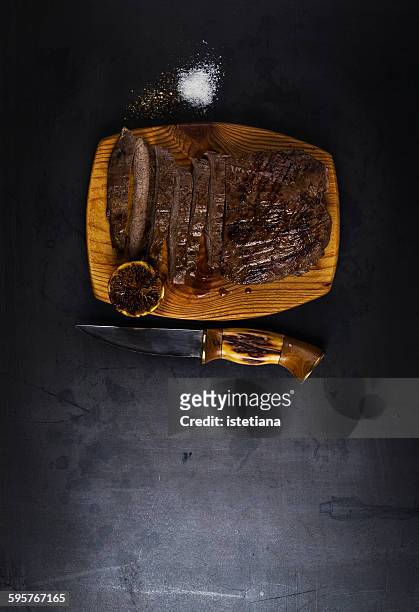 grilled marinated flank steak - lob wedge stock-fotos und bilder