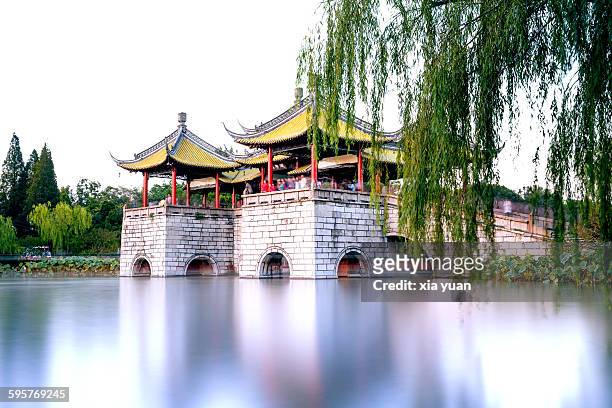 five pavilions bridge on slender west lake - yangzhou stockfoto's en -beelden
