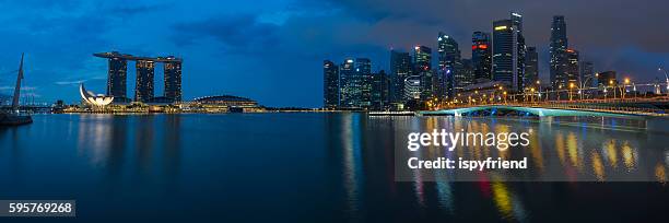 vista panorámica de singapur por la noche - bahía de marina fotografías e imágenes de stock