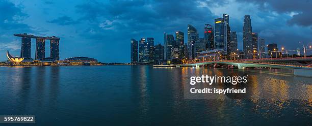 vista panorámica de singapur por la noche - bahía de marina fotografías e imágenes de stock