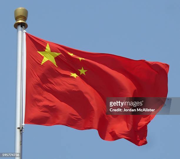 tiananmen square flag (beijing, china) - china stock-fotos und bilder