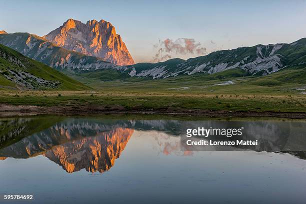mt corno grande and lake pietranzoni at sunrise - abruzzo stock-fotos und bilder