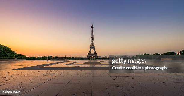 sunrise of paris with eiffel tower - quartier du trocadero bildbanksfoton och bilder