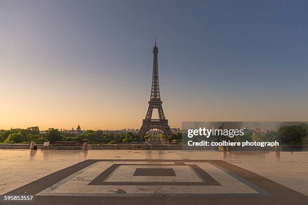 eiffel tower from trocadero garden - quartier du trocadéro stock pictures, royalty-free photos & images