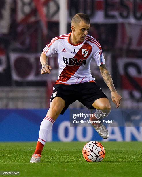 Andres D'Alessandro of River Plate controls the ball during a second leg match between River Plate and Independiente Santa Fe as part of Recopa...