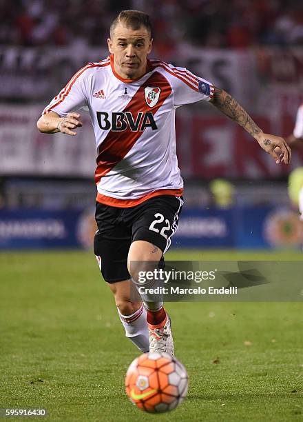 Andres D'Alessandro of River Plate controls the ball during a second leg match between River Plate and Independiente Santa Fe as part of Recopa...