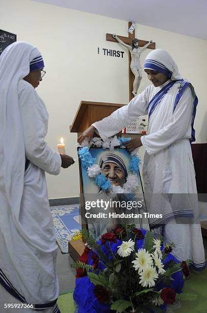 Sisters of Missionaries of Charity and inmates of Sneha Bhawan celebrate birth anniversary of Mother Teresa on August 26, 2016 in Bhopal, India.