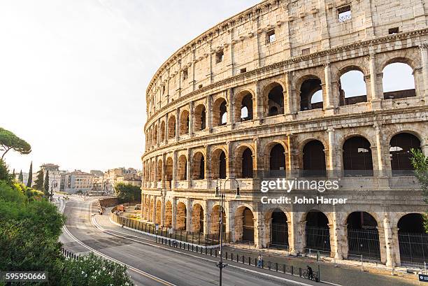 the colosseum, rome, italy - stadium or arena or coliseum or colosseum or ring exterior or outdoor stock-fotos und bilder