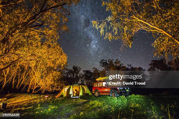 camping under the stars in the outback - camping australia stock-fotos und bilder