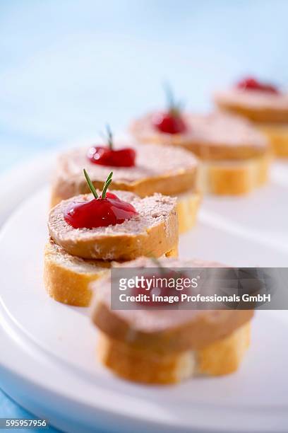canap??s: p??t??, cranberry jelly & rosemary on baguette slices - canap�� fotografías e imágenes de stock