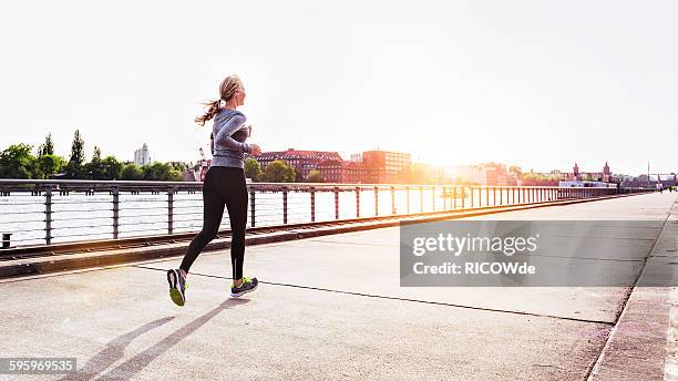 woman jogging in berlin city - jogging stockfoto's en -beelden