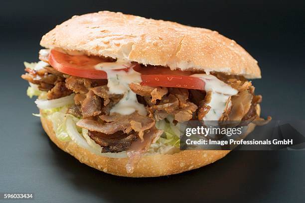 d??ner kebab with onions, tomatoes and yoghurt sauce - doner kebab stock pictures, royalty-free photos & images