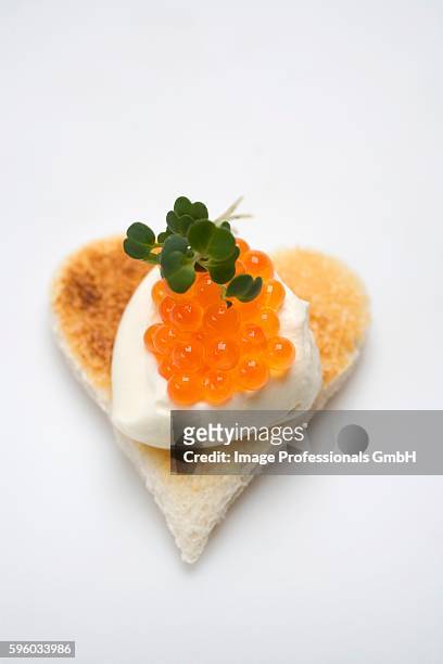 canap??: sour cream and keta caviar on toast - canap�� stock-fotos und bilder